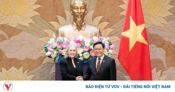 Vorsitzender der Nationalversammlung Vuong Dinh Hue empfängt US-Senatorin Kirsten Gillibrand