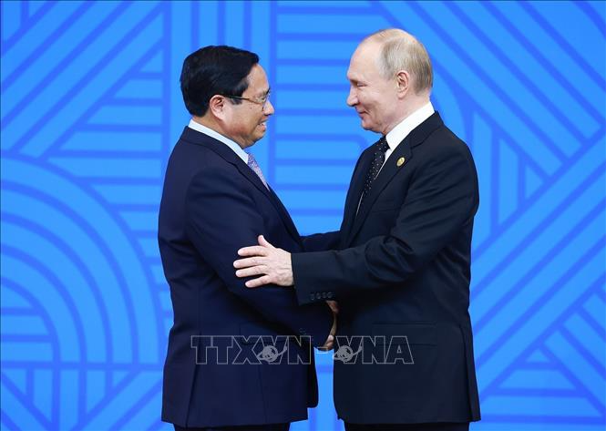 Tổng thống Nga Vladimir Putin, Chủ tịch Nhóm BRICS năm 2024, đón Thủ tướng Phạm Minh Chính. (Ảnh: Dương Giang/TTXVN)