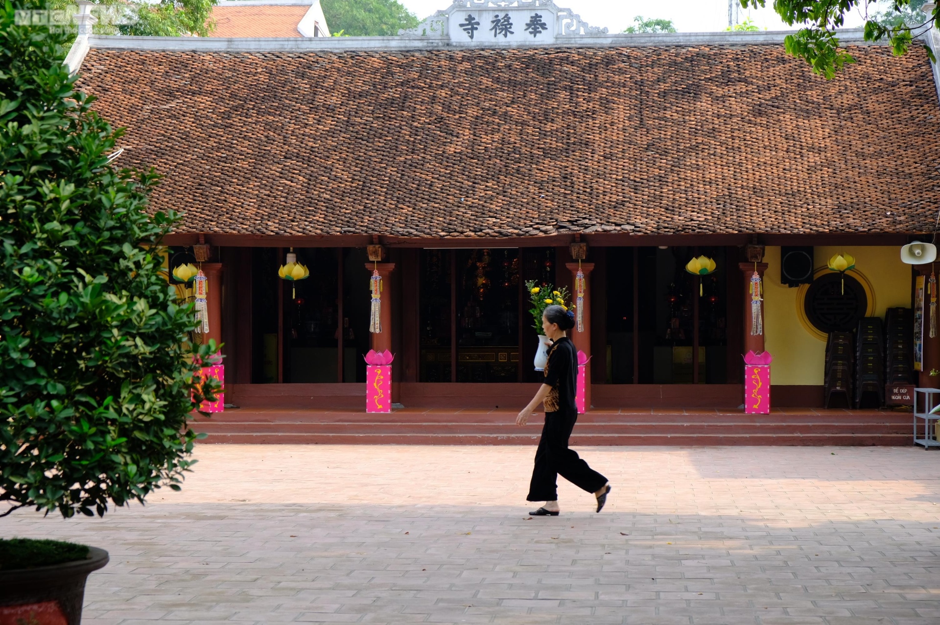 เปิดวัดและบ้านให้พ่อแม่หลบแดดระหว่างรอลูกหลานสอบ วันที่ 10 สิงหาคมนี้