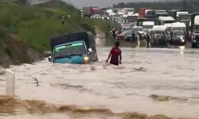 La autopista Dau Giay-Phan Thiet está congestionada durante más de 1 km debido a las profundas inundaciones.