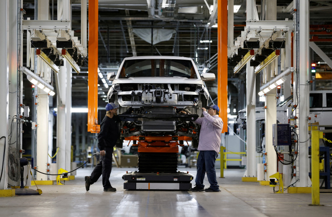 La línea de camionetas eléctricas Lordstown Motors Endurance en la planta de fabricación de vehículos eléctricos de Foxconn en Lordstown, Ohio, el 30 de noviembre de 2022. Foto: Reuters