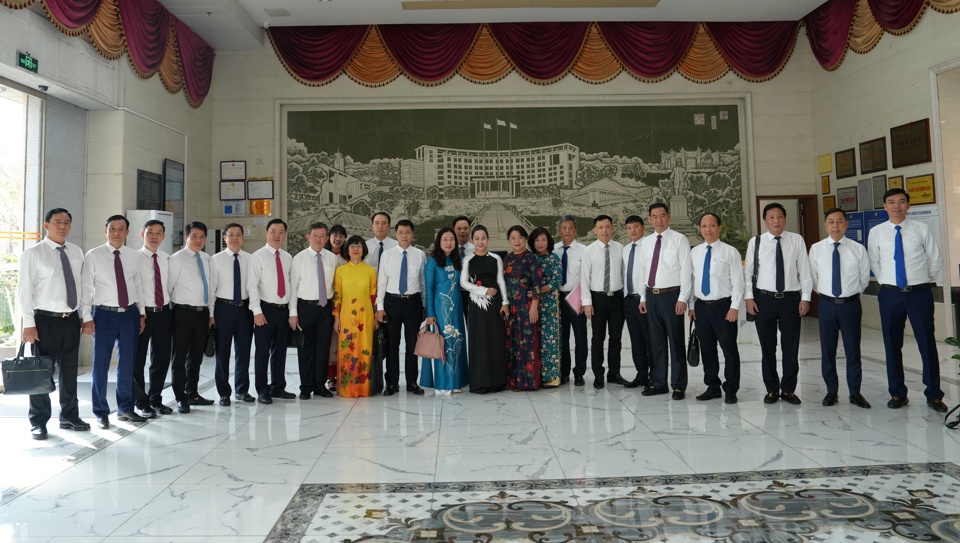 Une délégation de haut rang de la ville de Hanoi visite et travaille dans la province du Guangdong - Photo 2