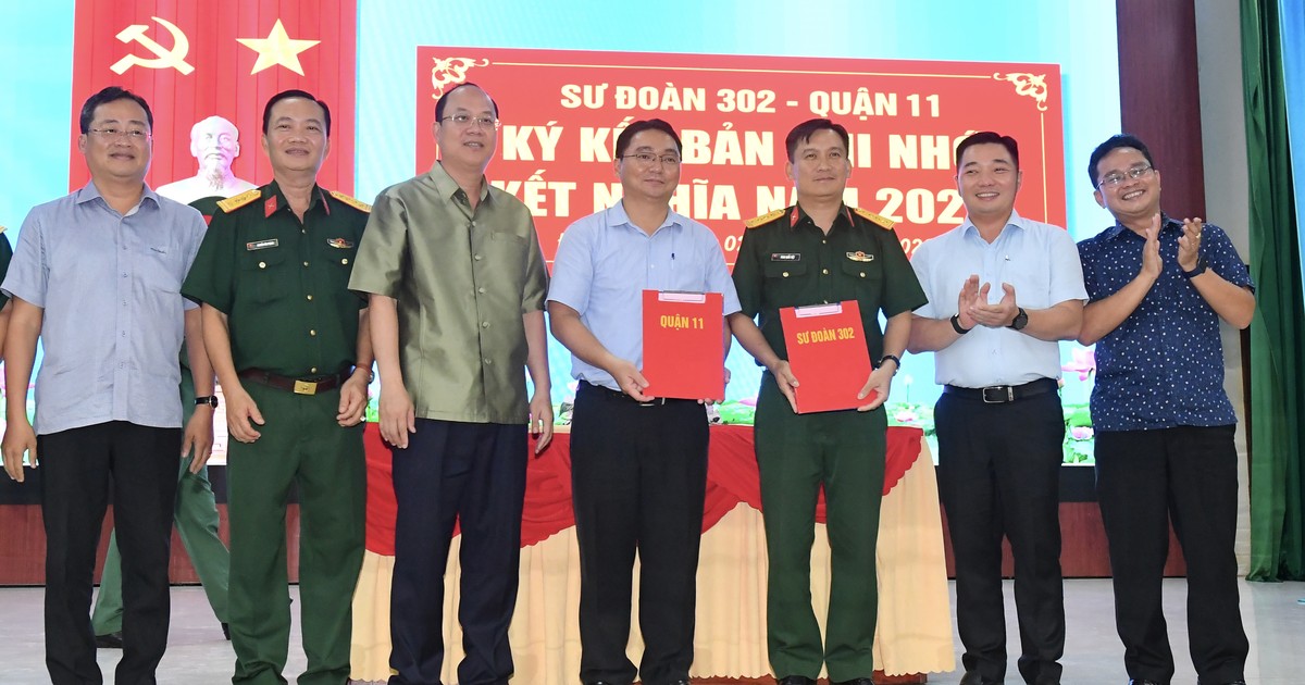 Delegation of Ho Chi Minh City Party Committee visited and worked with officers and soldiers of Division 302