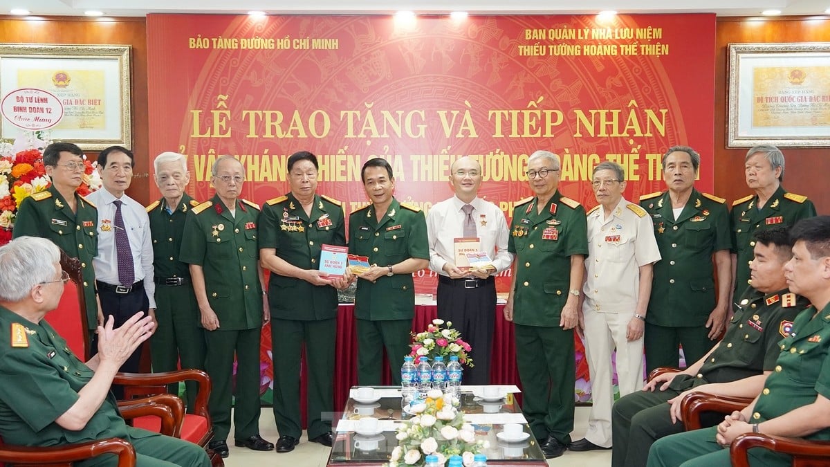 Ho Chi Minh Trail Museum receives war relics from Major General Hoang The Thien's family photo 10