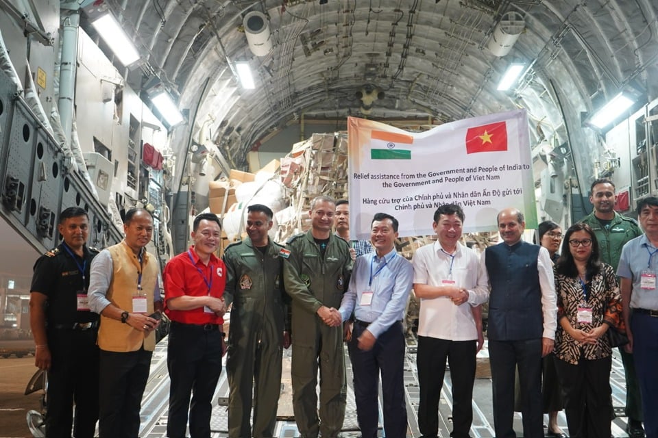 El Embajador de la India en Vietnam, Sandeep Arya (tercero desde la derecha), y el Consejero Político y de Información, Roshan Lepcha (segundo desde la izquierda), entregaron obsequios a los representantes vietnamitas. Foto: Embajada de la India en Vietnam