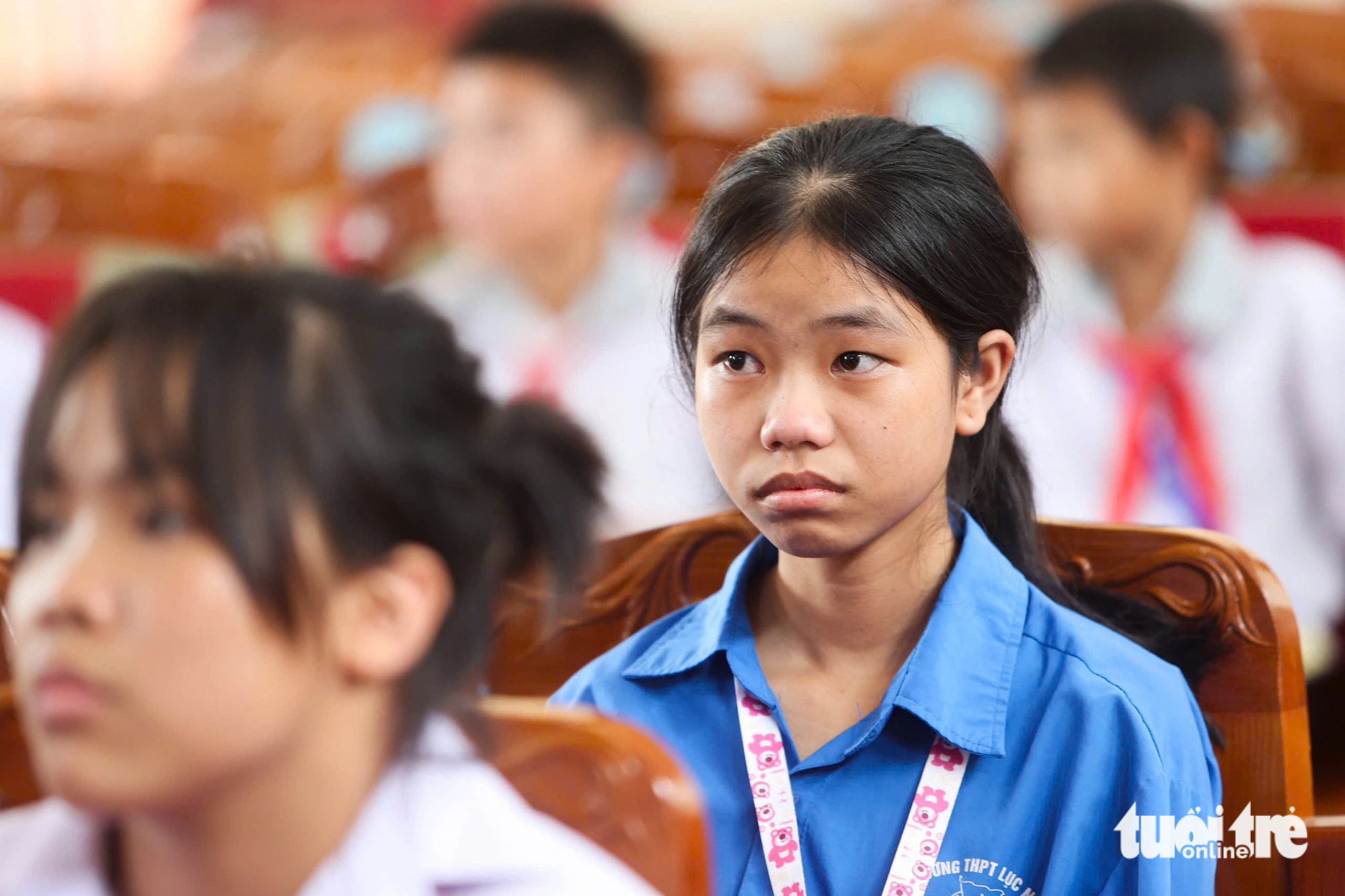 ‘Xe đạp bị mái tôn rơi vào hỏng, em mong có chiếc xe mới để hai chị em đến trường’ - Ảnh 1.