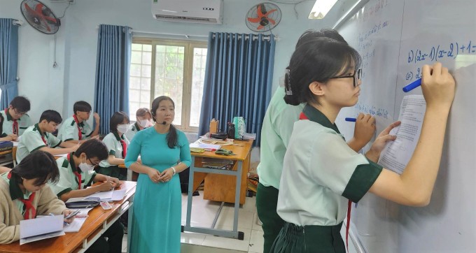 Les élèves de 9e année de l'école secondaire Ha Huy Tap révisent pour se préparer à l'examen d'entrée en 10e année le 11 mai. Photo: Le Nguyen