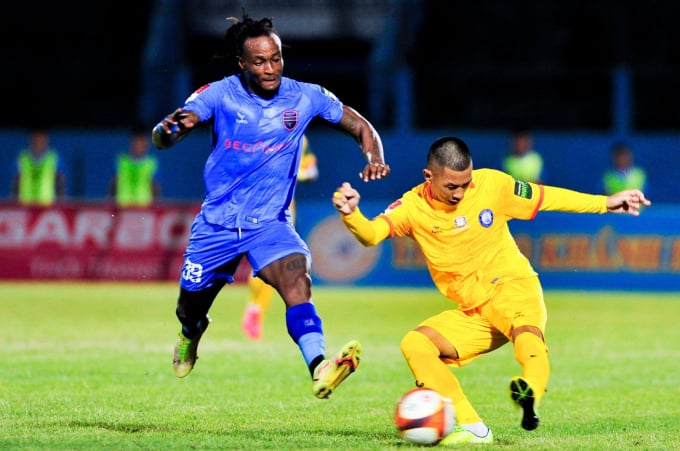 Binh Duong (camiseta azul) está jugando bien bajo el mando del entrenador Le Huynh Duc, pero lo tendrán difícil cuando reciban al Hanoi FC esta tarde, 27 de mayo. Foto: Phuong Dung