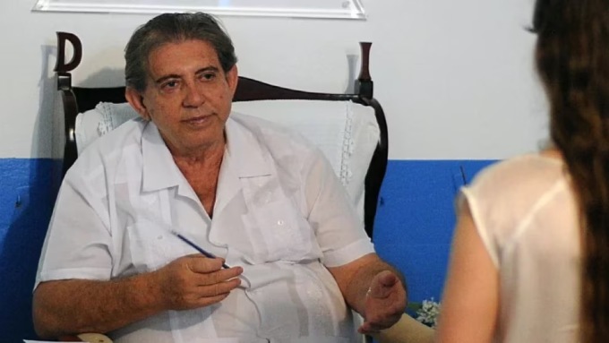 Der brasilianische Hellseher Joao Teixeira De Faria mit einem Patienten im Jahr 2018. Foto: AFP