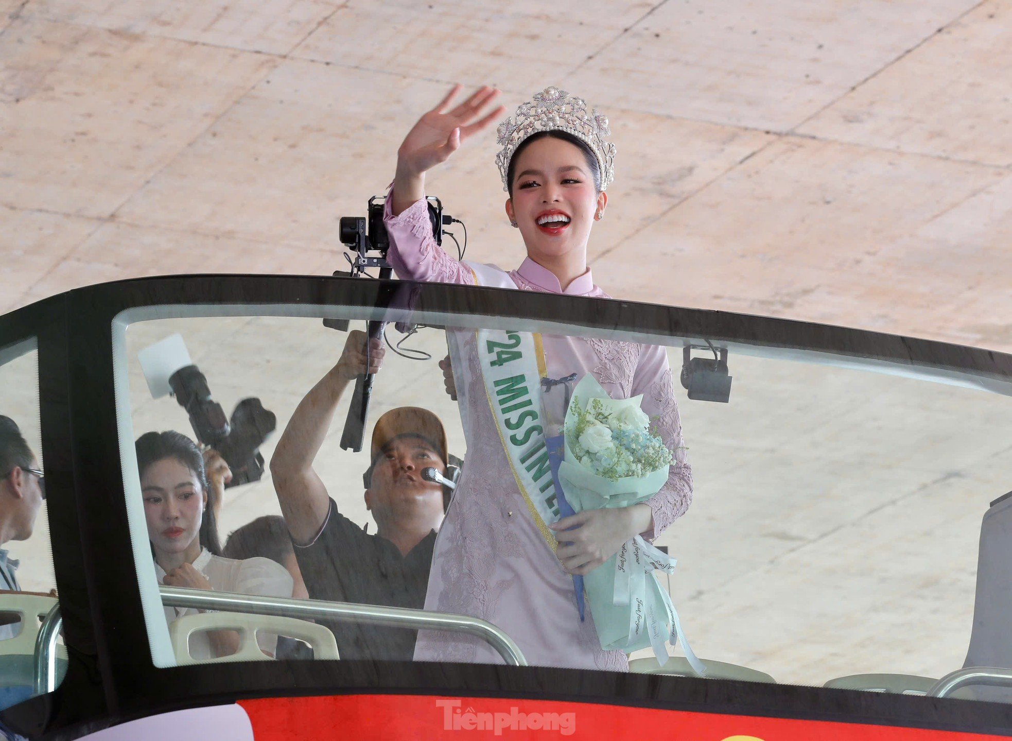 Le public a entouré la voiture de parade de Mlle Thanh Thuy, photo 1