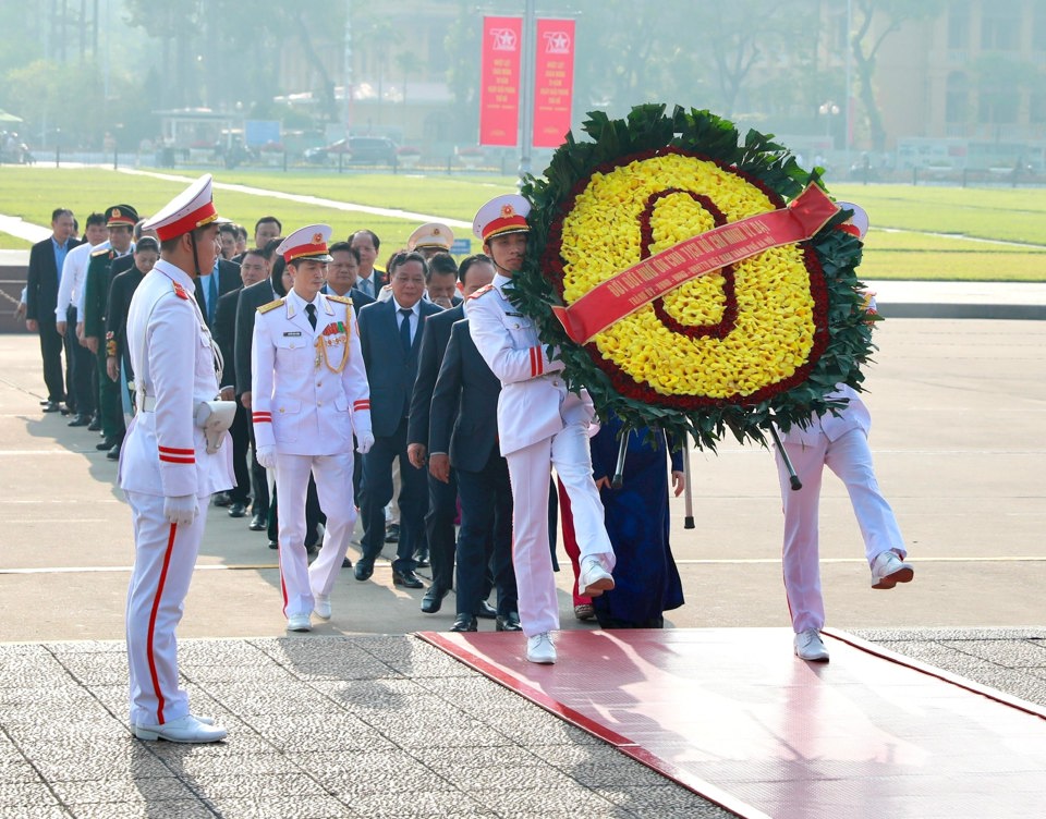 The delegation's wreath bears the inscription 