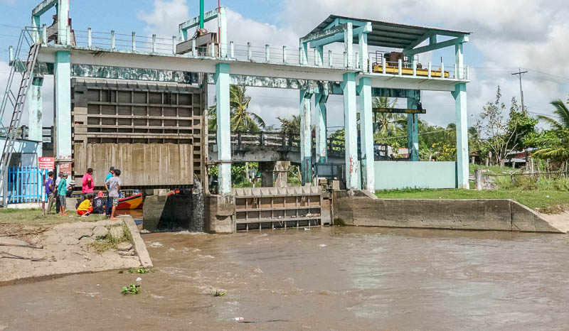 Cống Cái Quanh (huyện Long Phú, tỉnh Sóc Trăng) tiến hành mở lấy nước vào phục vụ cho vùng sản xuất lúa Long Phú - Tiếp Nhựt. Ảnh: Phương Anh