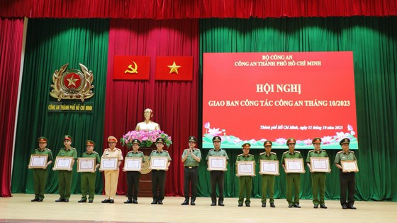 Trung tướng Lê Hồng Nam, Giám đốc Công an TPHCM trao khen thưởng cho các cá nhân, tập thể