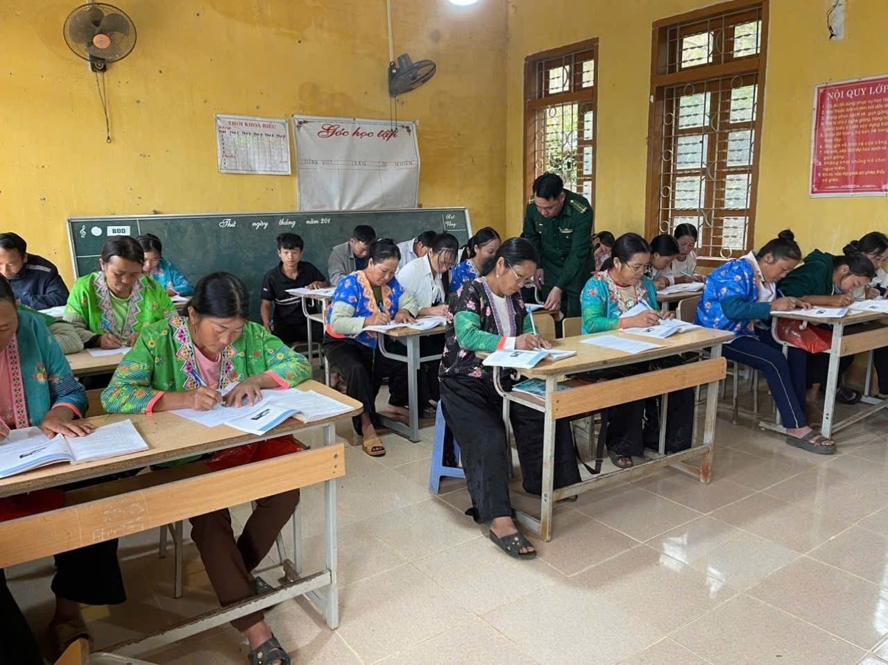 Un enseignant en uniforme vert maintient sans relâche la « classe d'éducation populaire » depuis 21 ans - 3