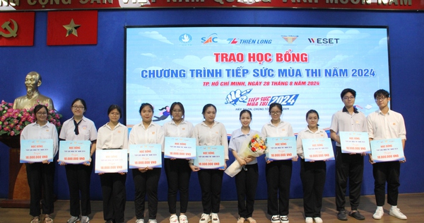 Tiếp sức mùa thi 2024 "tiếp lửa" học bổng cho học sinh, sinh viên khó khăn