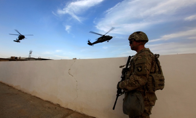 Binh sĩ Mỹ đứng gác tại một căn cứ quân sự ở Mosul, Iraq, tháng 10/2016. Ảnh: Reuters