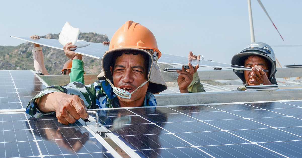 Installer un système d'énergie solaire sur le toit avec stockage sur batterie, pour acheter 100 % de l'électricité excédentaire