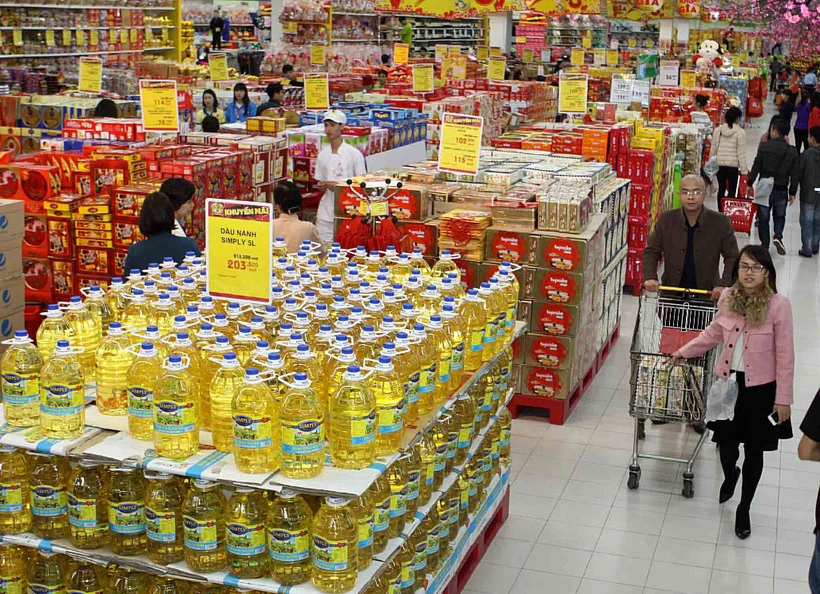 La gente compra para el Tet en el supermercado. (Foto: VNA)