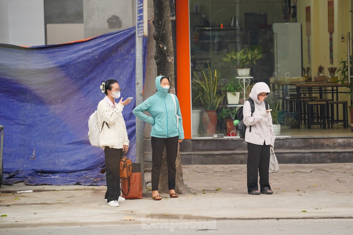 Der Himmel in Hanoi ist aufgrund der Luftverschmutzung dunstig, an einigen Stellen ist die Luft schlecht, Foto 5