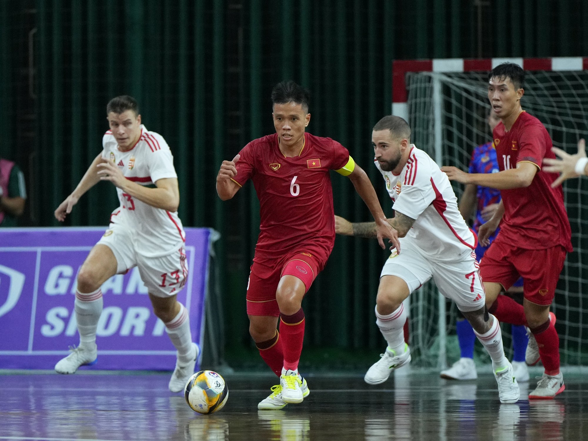 Đội tuyển futsal Việt Nam thất bại trước đội bóng 'khổng lồ' đến từ châu Âu - Ảnh 11.