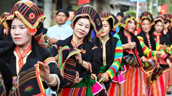 Cultural beauty of the Cong people in the midst of the mist and clouds