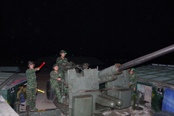 Strengthen night training, close to combat reality