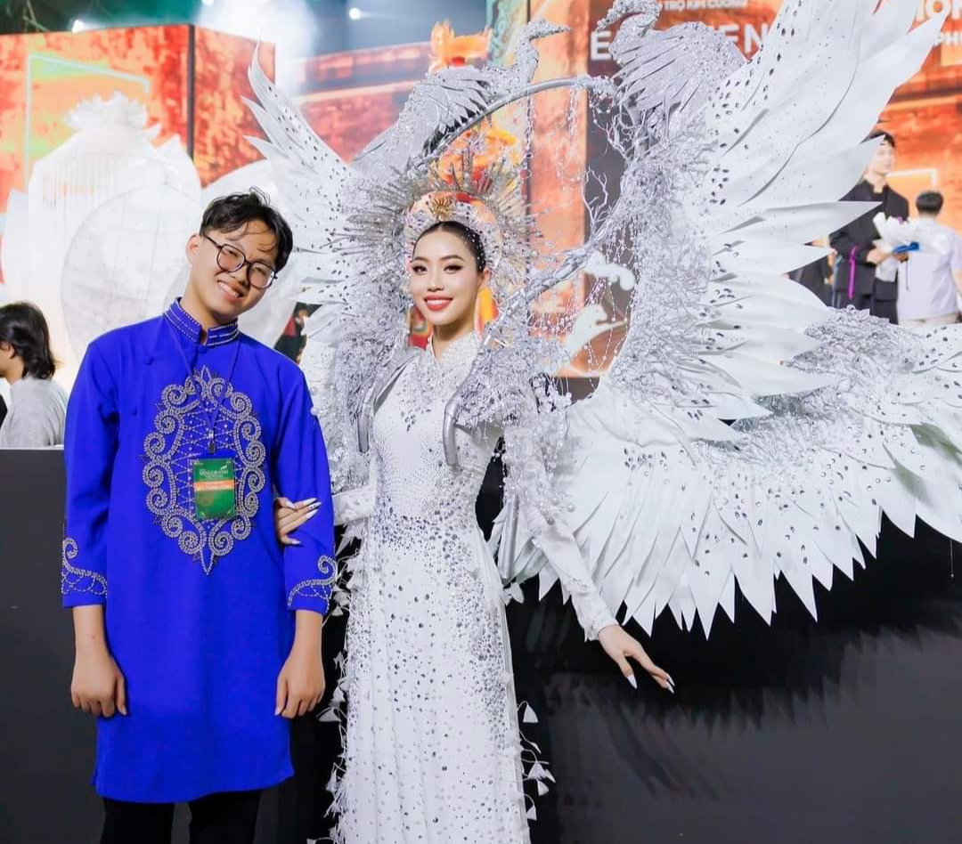 Nam sinh lớp 8 vượt 242 km thi Trang phục dân tộc của Miss Grand Vietnam 2023 - Ảnh 2.