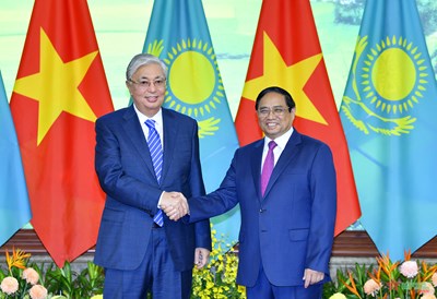 El primer ministro Pham Minh Chinh se reúne con el presidente de Kazajstán