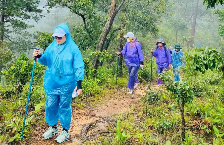 Trekking in the rain is more difficult. Photo: Duy Tuan