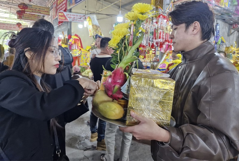 Todos prepararon incienso, flores y ofrendas con mucho esmero y cuidado, con un corazón sincero, para ofrecerlas a la Santa Madre Lieu Hanh, a los Cinco Venerables y Quan Hoang Muoi en el templo Cho Cui.