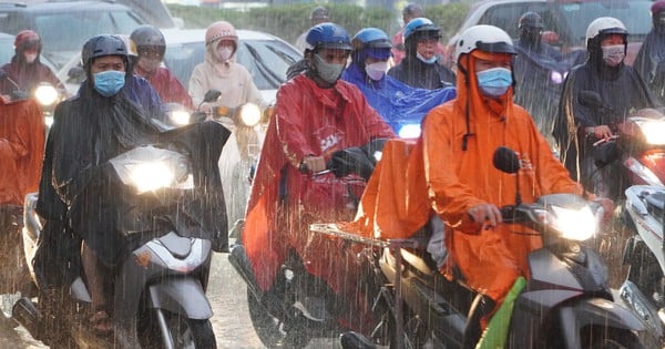 ラッシュアワー時の季節外れの雨、ホーチミン市の人々は移動に苦労