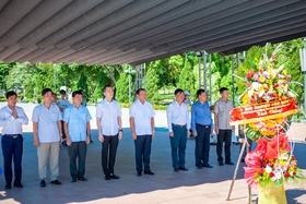 Le ministre de la Culture, des Sports et du Tourisme, Nguyen Van Hung, rend hommage aux martyrs héroïques