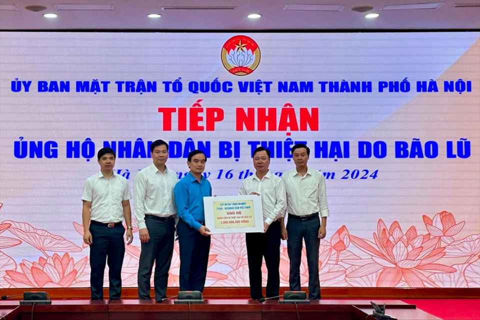 Phó Chủ tịch Thường trực Ủy ban Mặt trận Tổ quốc Việt Nam TP Hà Nội Nguyễn Sỹ Trường tiếp nhận ủng hộ của Tập đoàn Than - Khoáng sản Việt Nam