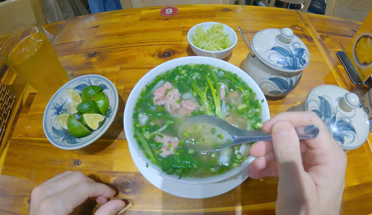 khach Tay me mon pho Viet 4.png