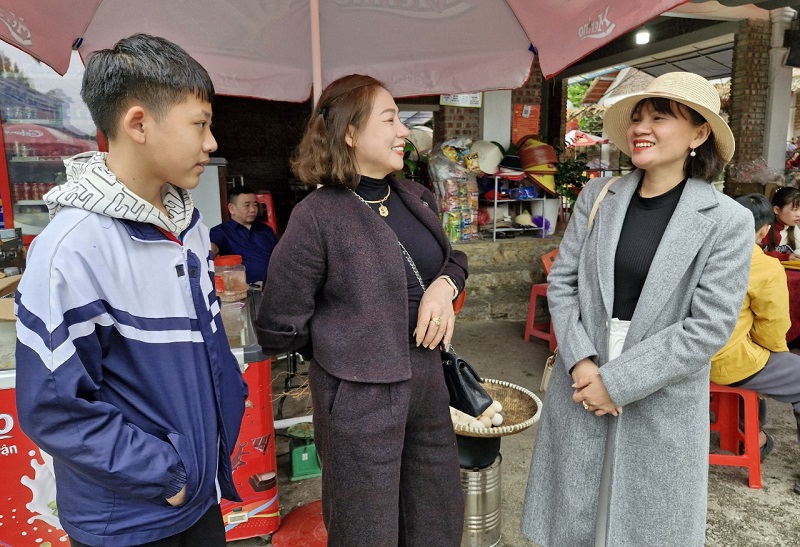 Leitung des Vorstandes Das Touristengebiet Huong Tich Pagode überprüft die Aktivitäten der Dienstleistungsunternehmen, um Komfort und Sicherheit während der Festivalsaison zu gewährleisten.