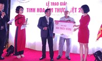 El chef Nguyen Phuong Nam recibió el premio del campeonato del concurso 