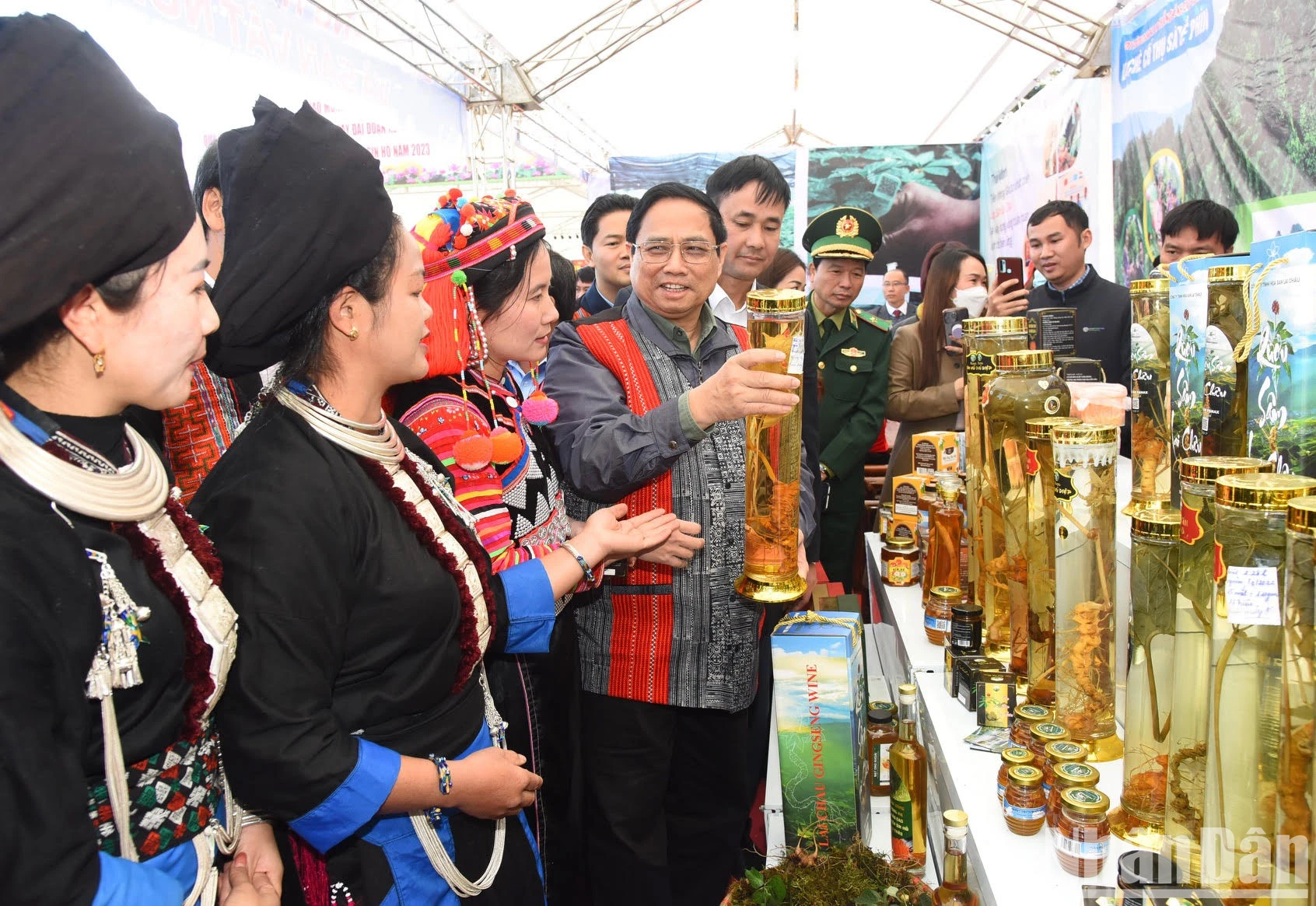 [Foto] Der Premierminister feiert den Großen Tag der Solidarität mit der ethnischen Bevölkerung der Provinz Lai Chau. Foto 13