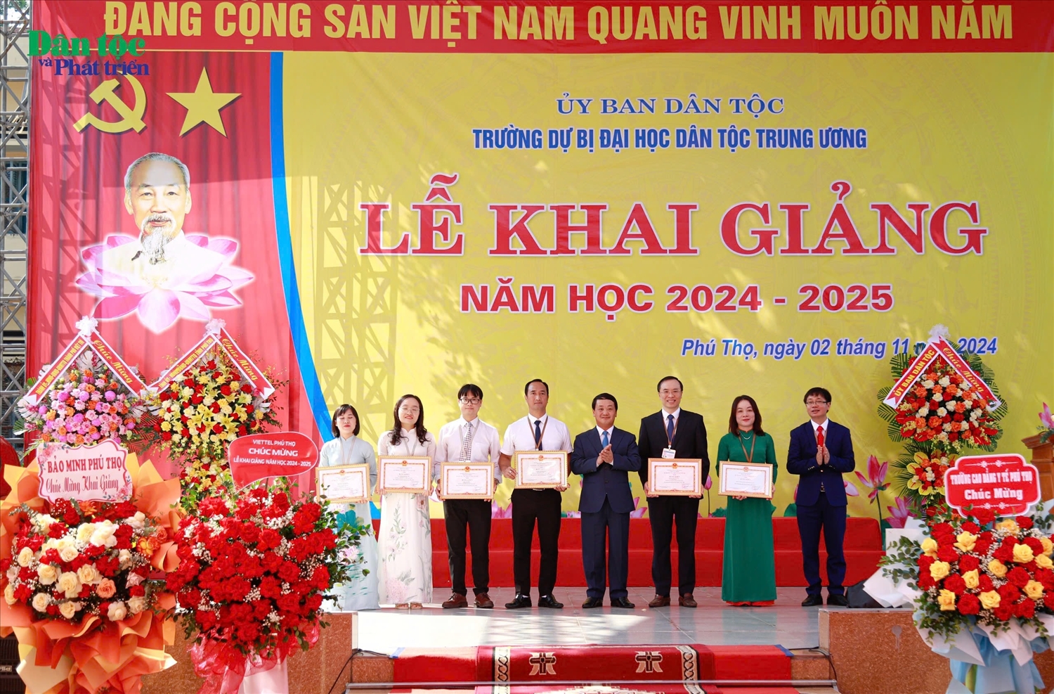 Bộ trưởng, Chủ nhiệm Ủy ban Dân tộc Hầu A Lềnh đã trao tặng Bằng khen cho tập thể nhà trường và 5 cá nhân của Trường Dự bị Đại học Dân tộc Trung ương đã có thành tích hoàn thành xuất sắc trong năm học 2023 – 2024