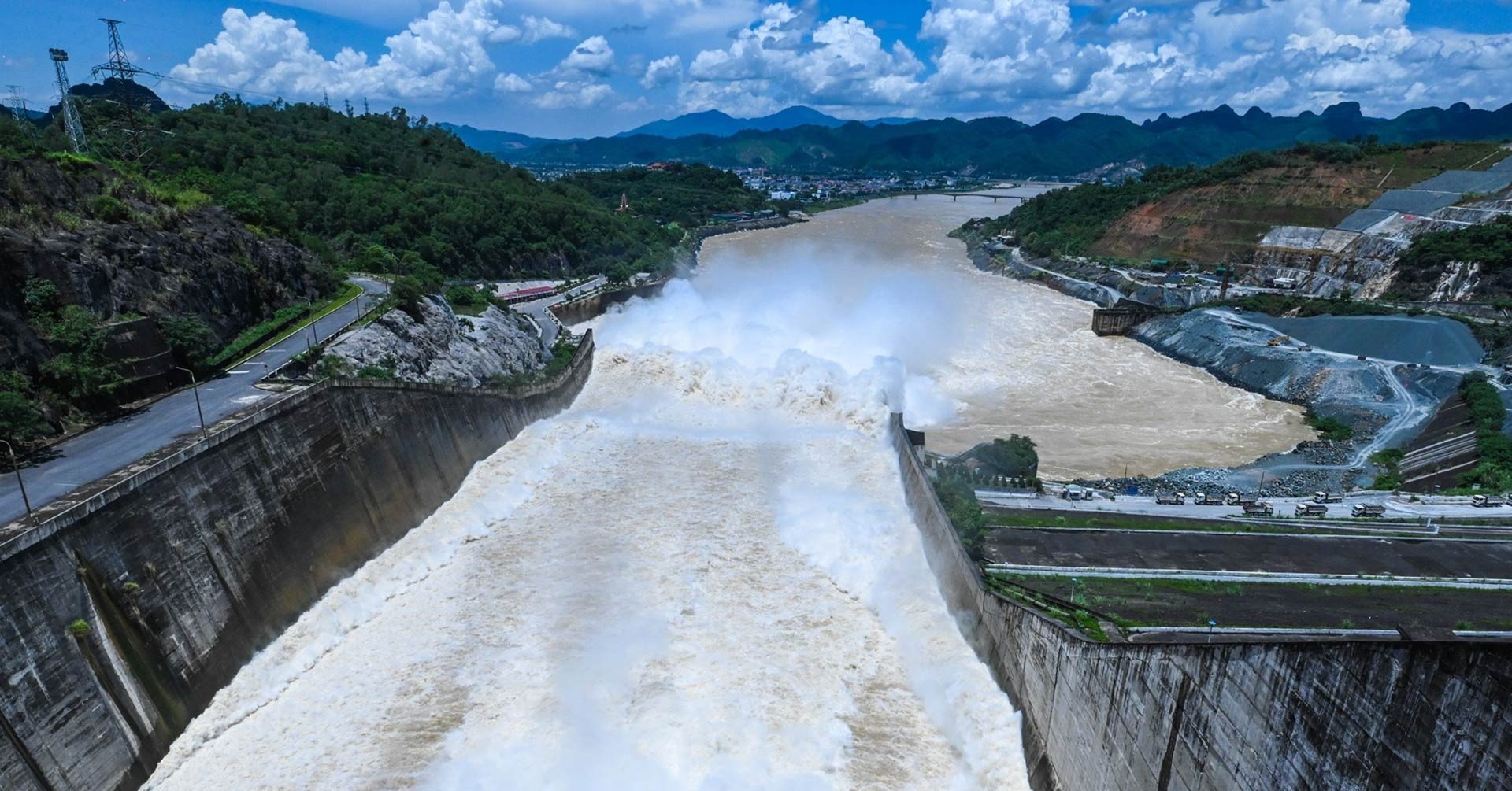 5 große Wasserkraftwerke im Norden schlossen alle Schleusen, mehr als 5,6 Millionen Haushalte hatten wieder Strom