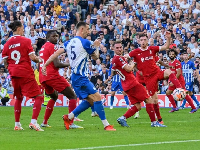 Dunk (số 5) gỡ hòa cho Brighton ở trận gặp Liverpool. Ảnh: AP