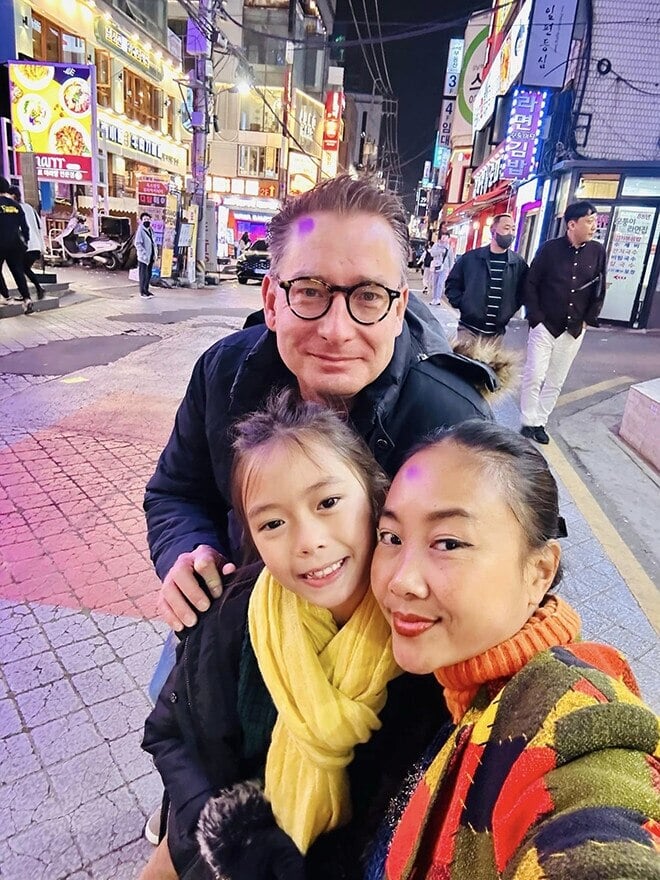 Vietnamese celebrity's Western husband: Spent 5 billion VND on music video, indulges his wife's acting career - 6