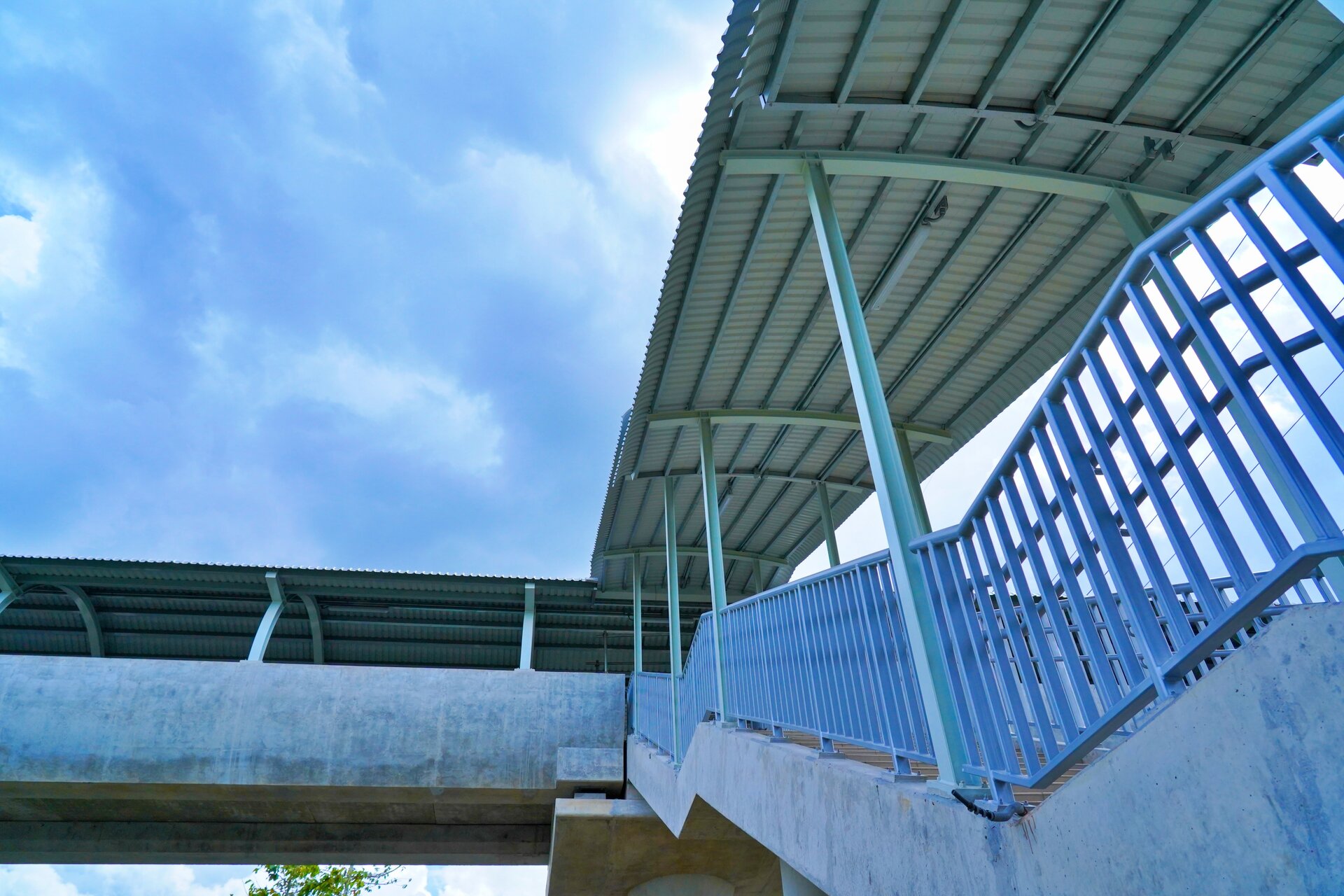 Nahaufnahme von 9 Fußgängerbrücken, die die Metrostation Nr. 1 in Ho-Chi-Minh-Stadt verbinden - 10