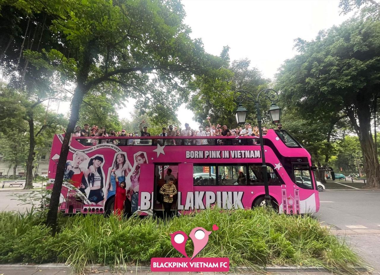 Pink double-decker bus takes fans to explore Hanoi. Photo: BlackPink Vietnam FC