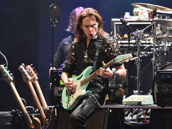 Sở hữu kinh nghiệm đi lưu diễn lâu năm, Steve Vai luôn biết kết nối với khán giả theo cách ấn tượng. Những buổi biểu diễn trực tiếp của ông thường đậm tính tương tác với khán giả, tạo nên một không gian âm nhạc sống động, đầy cảm xúc. ảnh 2