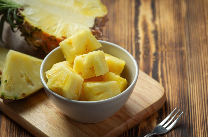 Comer piña con moderación puede reducir la hinchazón. Foto: Freepik