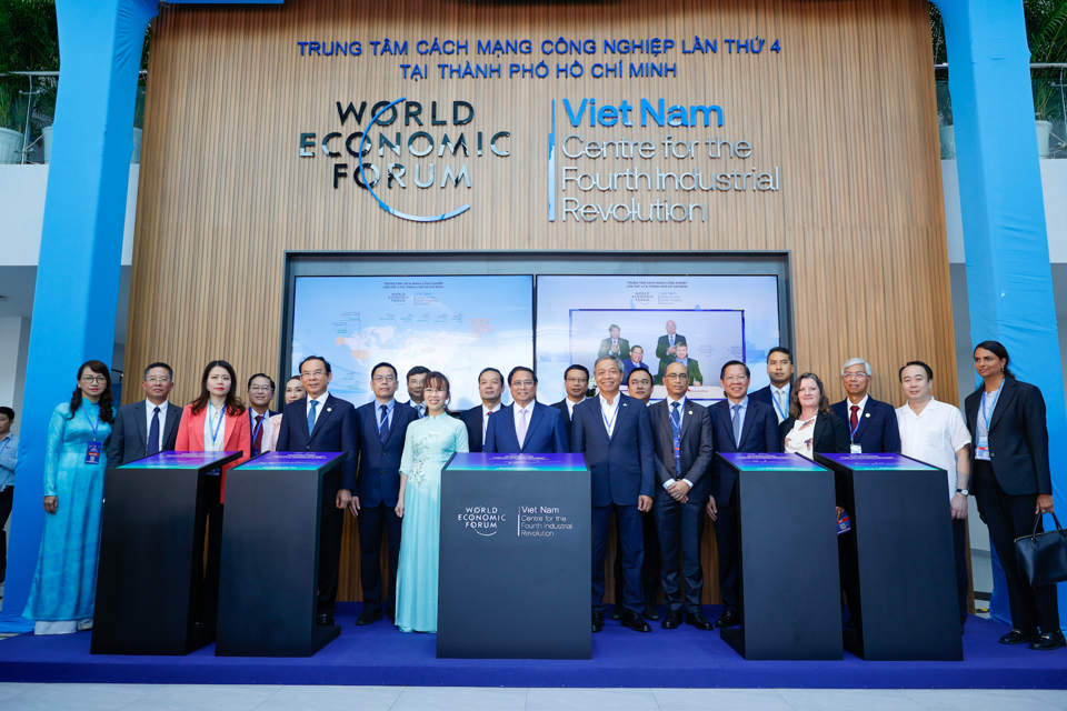 Prime Minister Pham Minh Chinh performs the inauguration ceremony of the Center for the Fourth Industrial Revolution (C4IR) in Ho Chi Minh City - Photo: VGP/Nhat Bac