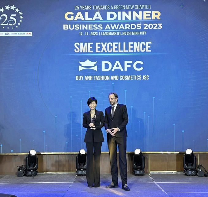 Директор по маркетингу DAFC (слева) представляет награду SME Excellence Award от EuroCham. Фото: ДАФК