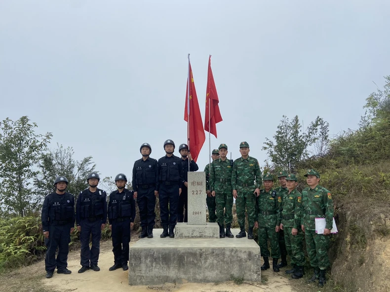 Patrulla conjunta en la zona fronteriza entre Vietnam y China (foto 1)