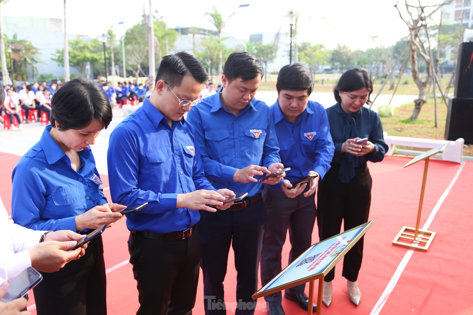 Die Jugend von Da Nang verbreitet eine digitale Karte mit roten Adressen und wirbt für den lokalen historischen Wert. Foto 2