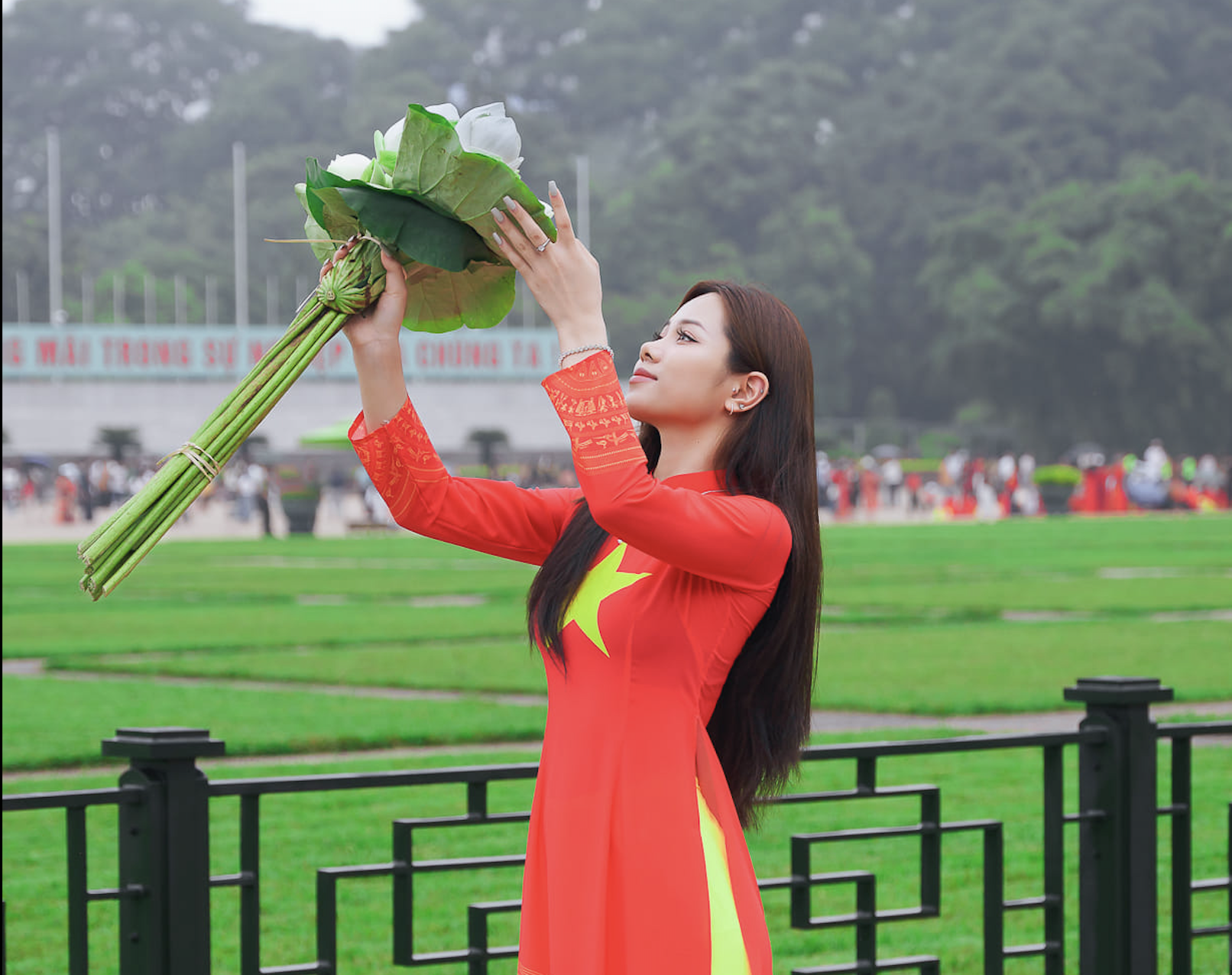 Imágenes animadas de Ao Dai con bandera roja y estrella amarilla en muchos lugares emblemáticos de Hanoi antes del Día Nacional el 2 de septiembre